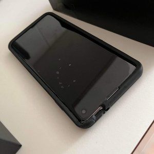 BLK Samsung S10 cell phone